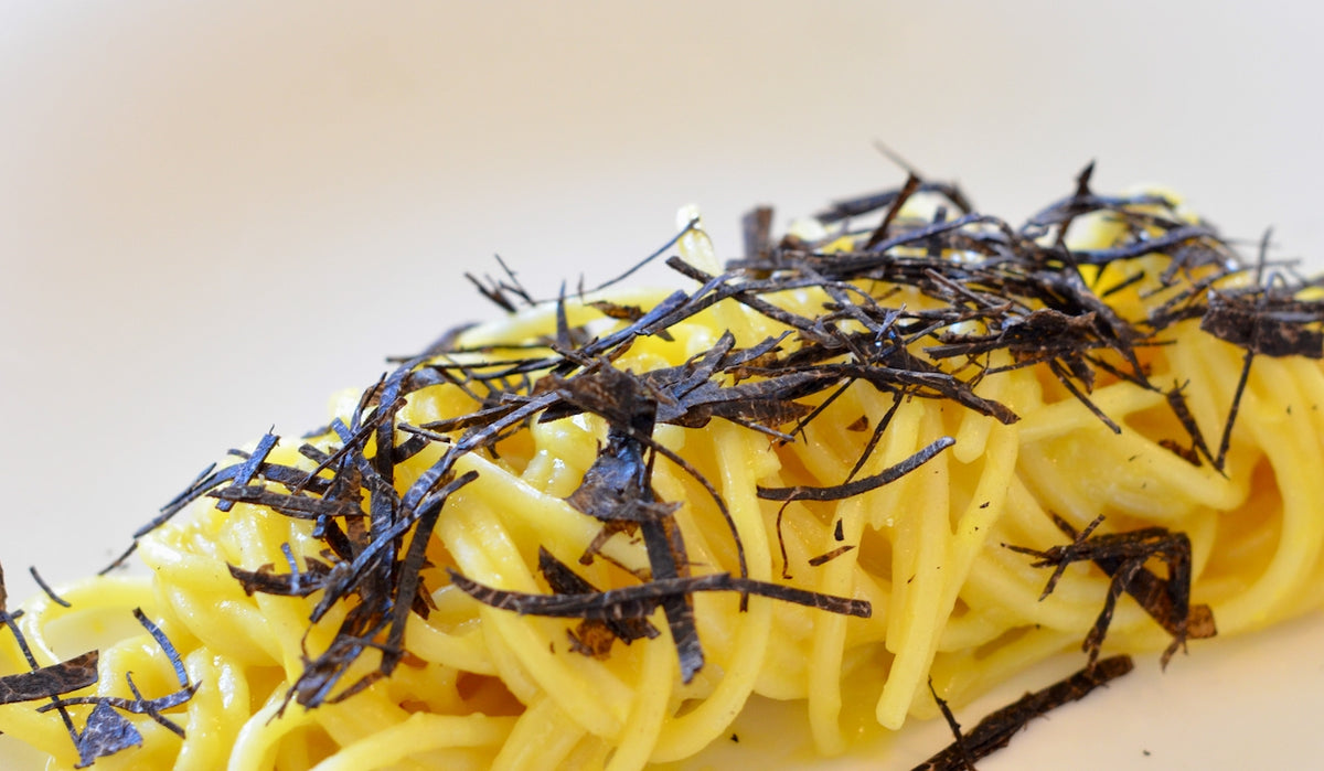 Spaghetti under julienned black truffle